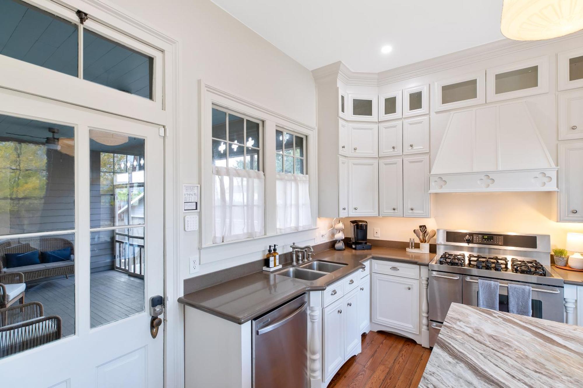 Historic 1871 Coastal Breeze With Heated Pool - Restoring Galveston Villa Eksteriør billede