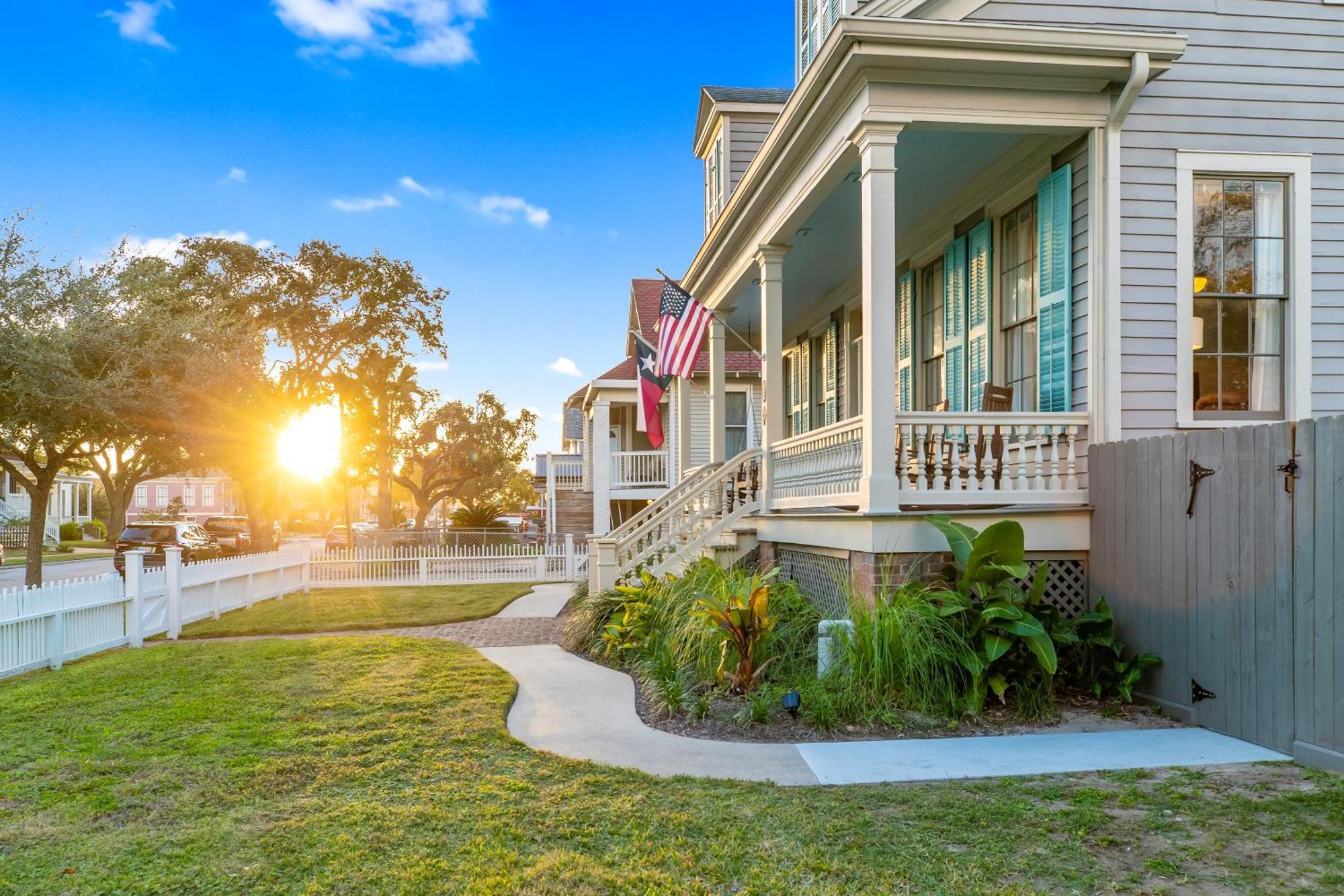 Historic 1871 Coastal Breeze With Heated Pool - Restoring Galveston Villa Eksteriør billede